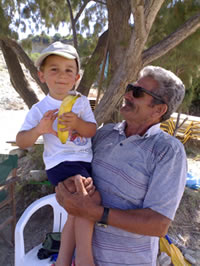 Guido e il suo amico Yannis, che ci affittava ogni giorno l'ombrellone e i lettini